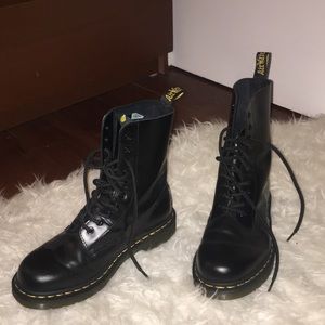 Dr. Martens 1490 smooth black boot sz7 women